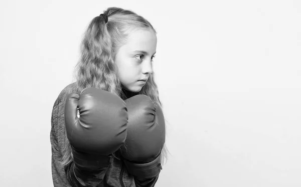 Miúdo giro com luvas de boxe desportivas. Desporto de boxe para mulheres. Educação desportiva. Habilidade de líder bem sucedido. Educação desportiva para líder. Menina bonito criança com luvas vermelhas posando no fundo branco — Fotografia de Stock