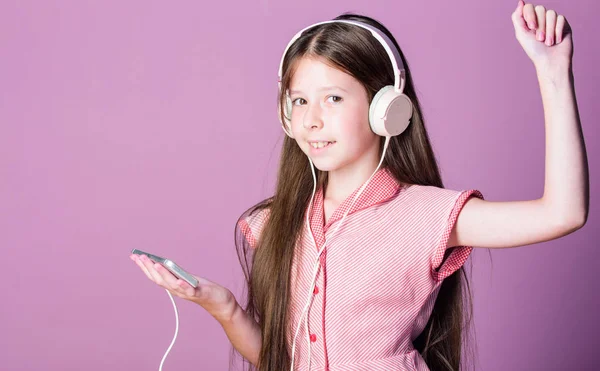 Mädchen hören Musik moderne Kopfhörer-Gadget. perfekter Klang. Spaß haben. Hören Sie kostenlos zu. Musikalisches Konzept genießen. Musik-App. Hörbuch. Bildungsinhalte. Englisch lernen mit Audio-Unterricht — Stockfoto