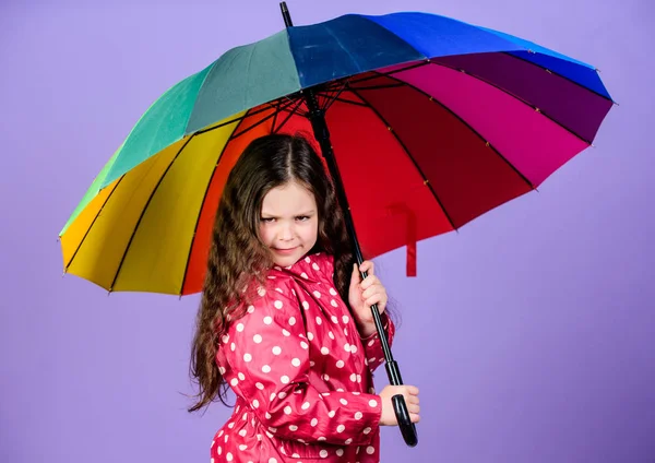Allegro bambino hipster di umore positivo. protezione contro la pioggia. Arcobaleno. moda autunno. felice bambina con ombrello colorato. Una ragazzina con l'impermeabile. Sentire il potere della natura — Foto Stock