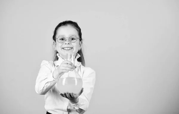 Μικρό έξυπνο κορίτσι με φιάλη δοκιμής. εκπαίδευση και τη γνώση. μάθημα παιδικής μελέτης. επιστημονική έρευνα στο εργαστήριο. Μικρό κορίτσι του σχολείου. πίσω στο σχολείο. χώρο αντιγραφής. ευτυχισμένα παιδικά μέρα — Φωτογραφία Αρχείου