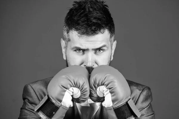 Abogado defensor criminal planeando estrategias. El hombre de negocios usa guantes de boxeo. Las mejores estrategias de abogado defensor criminal. Concepto de ataque y defensa. Lograr el éxito. Tácticas probadas para trabajar — Foto de Stock