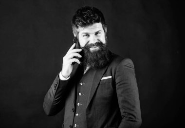 Mobil görüşmeler. İşadamı iyi bakımlı olgun adam akıllı telefon tutun. Resmi takım elbise birini çağırır. Mobil arama konuşması. Adam arkadaş arama siyah arka plan standı. Mobil arama konsepti