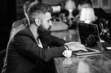 Kahve molası kavramı. İçerik web günlüğü oluşturun. Yöneticisi oluşturmak sonrası kahve keyfini çıkarın. Hipster freelancer iş online içme kahve. Adam işadamı sit bar counter dizüstü bilgisayar ve kahve sakallı