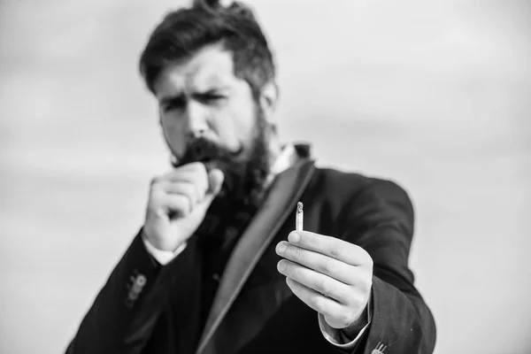 L'habitude est une seconde nature. Hipster mature avec barbe. Homme d'affaires contre le ciel. Un barbu fumant de la cigarette. fumée. Succès futur. Mode masculine formelle. brutal caucasien hipster avec moustache — Photo