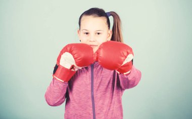 Büyük güç ile büyük sorumluluk gelir. Klişenin aksine. Boks eldivenli boksör çocuk. Kadın boksör. Spor terbiyesi. Boks sıkı disiplin sağlar. Mavi arka plan üzerinde kız sevimli boksör