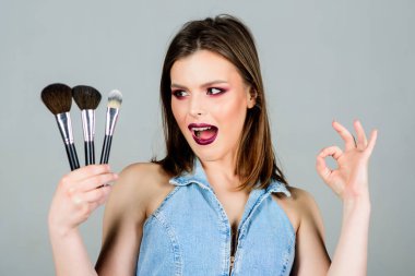 moda makyaj visage. uzun saçlı şehvetli kadın. Cinsel -lik. cilt bakımı kozmetik. güzellik kuaför salonu. Ruj ve göz farı. profesyonel makyaj fırça ile seksi kadın. Glamour model