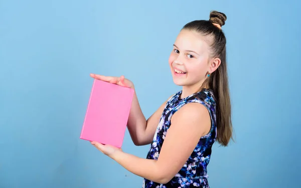 Entrenador de negocios. mostrando portada de libro. negocio editorial. libros de trabajo para escribir. diarios de la escuela para tomar notas. Niña pequeña con cuaderno rosa. niño de la escuela con bloc de notas. presentación del producto —  Fotos de Stock