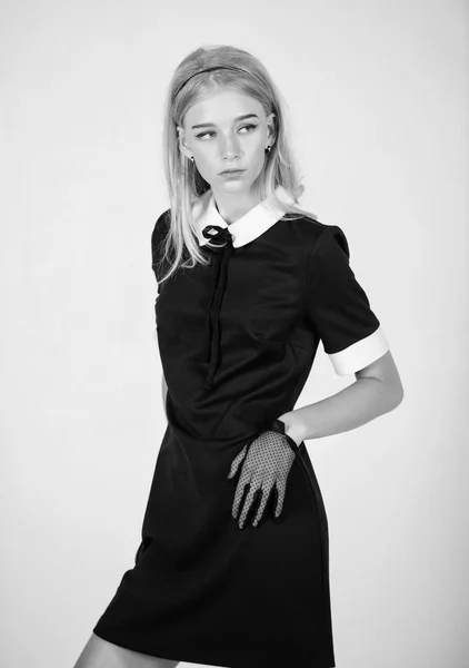 Eleganza nella semplicità. Uniforme alla moda. Stile vintage e retrò. Concetto di moda vintage. Ragazza bionda indossare elegante abito nero. Uniforme formale scuola d'elite college o cameriera. Modello vintage — Foto Stock