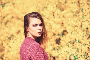 Makyaj malzemeleri. Bahar tazeliği. Doğal güzellik. Güzel kadın cilt bakımı. Doğal kozmetik konsepti. Cilt bakımı. Doğayla uyum. Organik kozmetik ürünleri. Moda makyajı. Yaz mevsimi