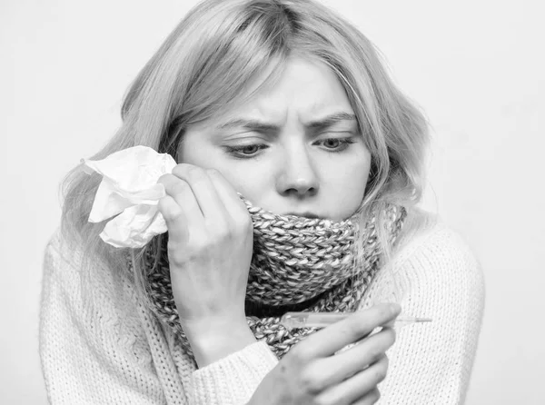 Konceptet säsongsinfluensa. Kvinnan mår dåligt. Hur man får ner febern. Febersymtom och orsaker. Sjuk tjej med feber. Flicka sjuk hålla termometer och vävnad. Mät temperaturen. Avbryta feber botemedel — Stockfoto