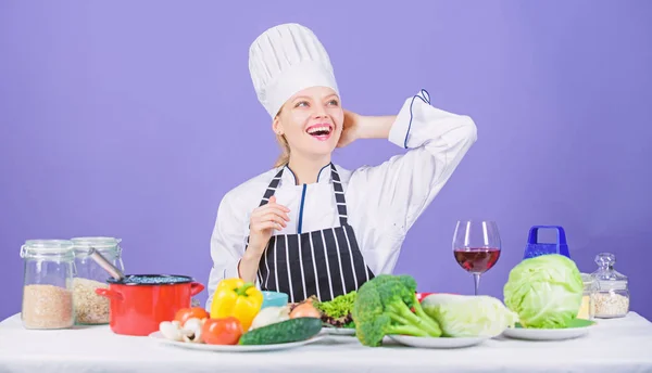 Gourmet huvudrätt recept. Flicka i hatt och förkläde. Läckra recept koncept. Matlagning hälsosam mat. Färska grönsaker ingredienser för matlagning måltid. Låter start matlagning. Kvinna kock Matlagning hälsosam mat — Stockfoto