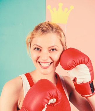 Başarı için savaş. Vip spor salonu. Dövüş kraliçesi. Kadın boks eldiveni ve prensesin taç sembolü. Sporun kraliçesi. Boks sporunda en iyi ol. Kraliçe taç boks eldivengiymek ile Kadınsı ihale sarışın