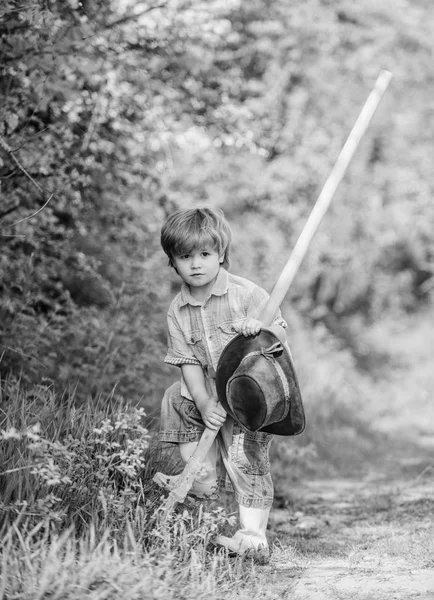 Dag van de aarde. Eco Life. zomeractiviteit. mens en natuur. gelukkige kind boer gebruik tuin schop, lente. kleine Kid tuinman planten een bloem. landbouw en landbouwteelt. Perfecte lentedag — Stockfoto