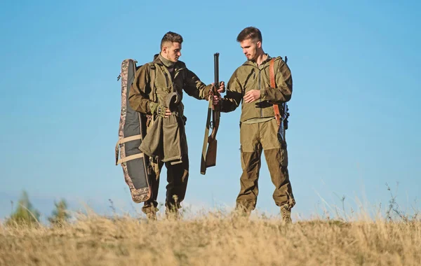 Ten cuidado. Los cazadores guardabosques caminan montañas de fondo. Cazadores con rifles en ambiente natural. Hunter amigo disfrutar del ocio en el campo. Caza con amigos ocio hobby. Concepto de normas de seguridad — Foto de Stock