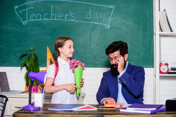 Parabéns pelo dia do conhecimento. Férias escolares. 1 de Setembro. Aluna agradecida. Saudações para o pedagogo da escola. Aluno adorável menina com mochila transportar flores bouquet para o professor. De volta à escola — Fotografia de Stock