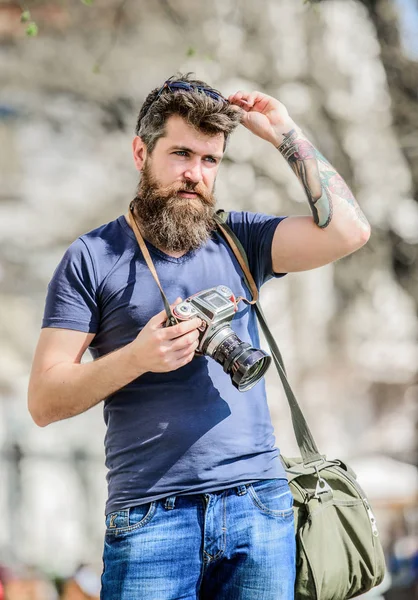 Hipster maduro com barba. Homem barbudo. foto da natureza. repórter ou jornalista. Fotógrafo brutal com câmara. equipamento fotográfico retro. Equipamento fotográfico. hipster homem no verão óculos de sol — Fotografia de Stock