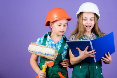 Çocuk kız kardeşler odalarını yenileme kakın. Amatör yenileme. Kız kardeşler evi yeniliyor. Ev geliştirme faaliyetleri. Çocuklar yeni odaları için boya rengini seçiyorlar. Çocuk kızlar yenileme planlama