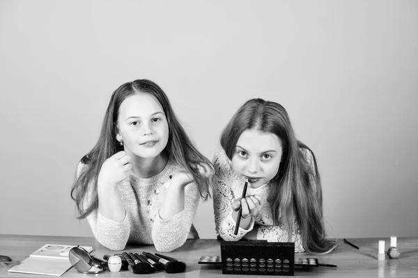 Artistas ayudando a verse bien. Adorables artistas de belleza haciendo maquillaje. Pequeños maquilladores dando tutorial de belleza. Pequeños maquilladores lindos aplicando lápiz labial en los labios —  Fotos de Stock