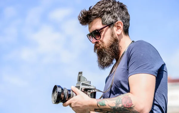 Creador de contenido. Hombre barbudo fotógrafo hipster. Vieja, pero buena. Configuración manual. Fotógrafo mantenga la cámara vintage. Blogger moderno. Fotógrafo con barba y bigote. Hombre disparando fotos —  Fotos de Stock