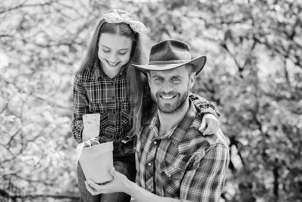 Blumen-Experte. Ökologie Umwelt. Böden und Dünger. kleines Mädchen und glücklicher Mann Papa. Tag der Erde. Neues Leben. Familienbetrieb. Landwirtschaft. Vater und Tochter auf der Ranch. Frühlingsdörflein — Stockfoto