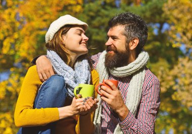 Açık havada sonbaharda sevimli çiftin romantik fotoğraf