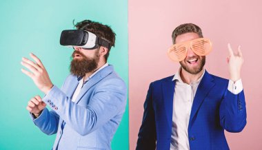Vr gözlük ve çok plastik aksesuar sakallı adam. Adam etkileşim içinde sanal gerçeklik. Sanal gerçeklik keşfetmek hippi. İş modern teknoloji uygulamak. Gerçek eğlence ve sanal alternatif