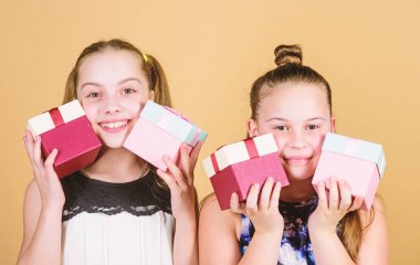 Tam alışveriş. Çocuk. Hediyeye sahip küçük kız kardeşler. Doğum günün kutlu olsun. Tatil kutlaması. Boks günü. Noel alışverişi. Sürpriz. Aile Kardeşliği tebrik. Mevcut kutusu ile küçük kızlar
