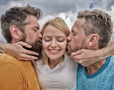 Erkeklerin dikkatini seviyor. Kız iki adamla sarılmak. Aşk üçgeni. Nihai Kılavuzu kaçınarak arkadaş bölge. Erkekler aynı kız yanakları öp. Bayan ilişkiler her iki hayranlar tadını çıkarın. Erkekler aşık aynı kadınla