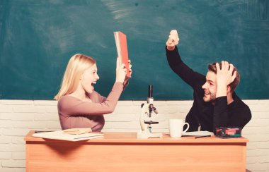 Okuldan beri birlikte. Evde eğitim. Modern okul. Bilgi günü. Okula geri dön. Öğrenci hayatı. Ders ve tahta. Öğretmenler günü. Sınıfta bir çift kadın ve erkek. Mutlu çift