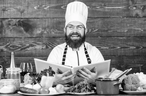 Homem barbudo feliz. Receita de chef. Culinária culinária. Vitamina. Cozinhar alimentos saudáveis. Hipster maduro com barba. Dieta de alimentos orgânicos. Salada vegetariana com legumes frescos. Fatia de bondade de verão — Fotografia de Stock