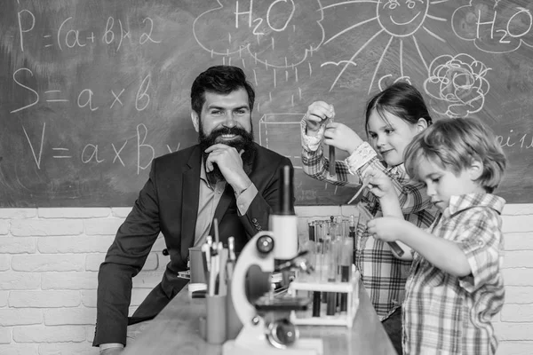 化学の授業の生徒たち。学校に戻る教育の概念。幸せな子供の先生。実験室で実験をする子供の科学者。学校化学研究室学生生活を楽しむ — ストック写真