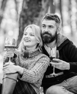 Bu iyi olmalı. mutlu kadın ve sakallı adam şarap içmek. Aile pikniği. Sevgililer günü. kamp ve yürüyüş. Şerefe. aşık çift sonbahar ormanda rahatla. aşk Tarih ve romantizm. Bahar ruh hali