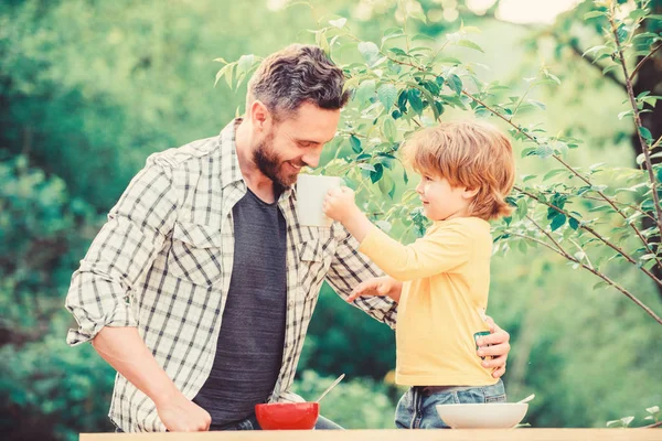 Happy fathers day. Little boy with dad have breakfast. son and father eating milk porridge. childhood happiness. Baby food. Happy family together. healthy food and dieting. Dairy products. Detox diet — Stock Photo, Image