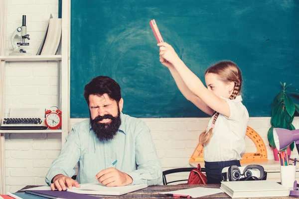 Daughter study with father. Teachers day. private lesson. back to school. Private teaching. knowledge day. Home schooling. small girl child with bearded teacher man in classroom. Hard choice — Stock Photo, Image