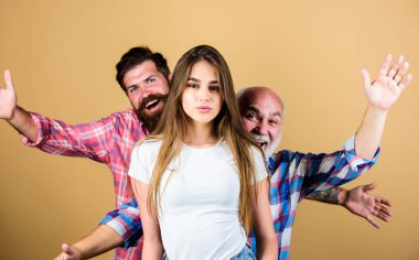 İç şeytanlar. vicdan ve tövbe. İki sakallı adam genç kadını korkup kovalar. aile değerleri. nesil ve cinsiyet kavramı. Ilişki. moda tarzı. bilinç psikolojisi