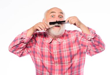 Sakal kes. Güzel uzunlukta. Deneyimli berber yüksek kaliteli berber ekipmanları takdir. Damat sakalı. Berber dükkanı konsepti. Adam kıdemli sakallı yakışıklı dedesi kullanım aracı şekillendirme sakal. Erkek güzelliği