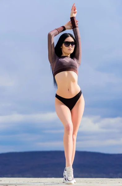 Mädchen attraktiv sexy Körper posiert Himmel Hintergrund. Beute Frau trägt Bikini. sportliche weibliche sexy Körper. Erholungsurlaub. sexy modische Dame. Badeanzug Mode. Modetrend. modernes Mädchen — Stockfoto