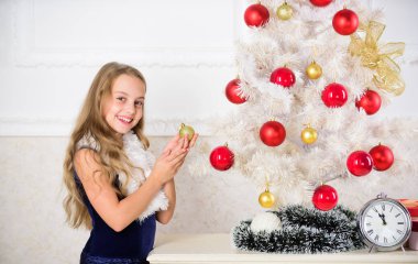 Noel neşesi yay. Çocuk neşeli yeni yıl geliyor hakkında heyecanlı. Aile tatili konsepti. Küçük kız kadife elbise giymek noel ağacı yakınında şenlikli hissediyor. Yılın Noel çok özel zaman