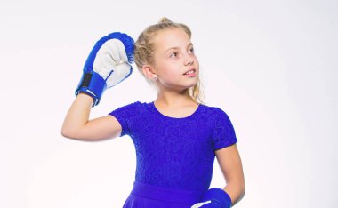 Güçlü ol. Liderlik ve galibiyet için yetiştirilme. Güçlü çocuk boksu. Spor ve sağlık konsepti. Kadınlar için boks sporu. Beyaz arka planda mavi eldivenli kız çocuğu. Spor yetiştirme