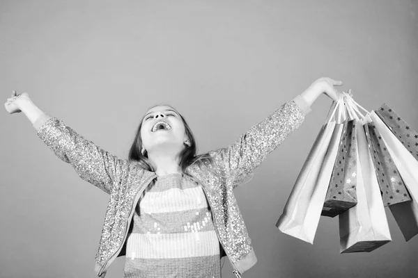 Niña con paquetes. Venta estacional. Cliente chica de moda. Niño feliz en la tienda con bolsas. Día de compras felicidad. Compras de chicas de cumpleaños. Boutique de moda. Tendencia de moda. Tienda de moda —  Fotos de Stock