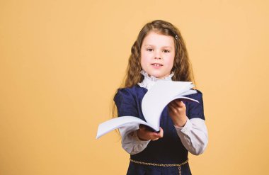 Bilgi günü. Çalışma konusunda ciddi. Liseli sevimli çocuk. Çocukluk ve yetiştirilme tarzı. Bilgi ve bilgi. Küçük çocuk çalışması. Okul hayatı. Eğitim kavramı. Temel bilgi. Okula geri dön