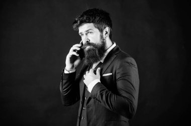 Yoğun bir iş günü. Yönetimden. Akıllı telefonlu sakallı adam. Sakallı bir yetişkin telefonda konuşur. Çevrimiçi ve çevik. Vahşi Kafkas hippisi. İş yönetimi. Takım elbiseli iş adamı. zaman yönetimi