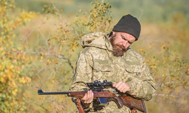 Avcı tutun tüfek. Becerileri nişan. İzni avcılık. Sakallı avcı boş zaman avcılık harcamak. AV ekipmanları uzmanları için. Avcılık vahşi erkeksi hobi olduğunu. Hedef doğa arka plan amaçlayan adam