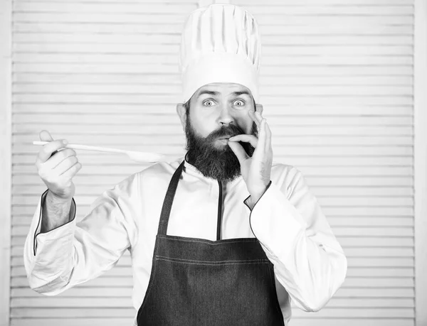 God mat. Hälsosam mat matlagning. Bearded Man Cook i köket, kulinariska. man i hatten. Hemlig smak recept. Bantning och ekologisk mat, vitamin. Vegetarisk. Mogen med skägg — Stockfoto