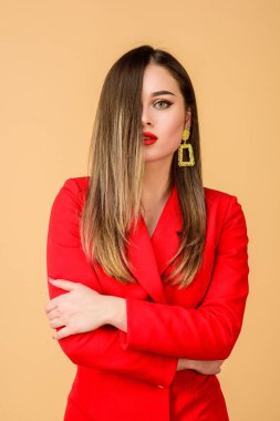 Saç modeli ve kuaför. Ombre saç boyama etkisi. Saç bakım ürünleri. Muhteşem saçların tadını çıkarıyorum. Balayage saç renk tekniği. Güzel kadın makyaj yüzü kırmızı dudaklar. Kadın göz alıcı küpe giymek