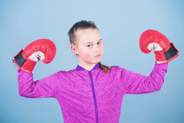 Kadın boksör. Spor yetiştirme. Boks sıkı disiplin sağlamak. Kız mavi arka plan üzerinde şirin boksör. Büyük güç büyük sorumluluk gelir. Klişe için tam tersi. Boksör çocuk boks eldiven