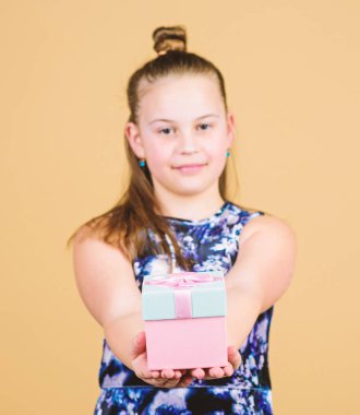 Çok teşekkür ederim. Çocuk tutun hediye kutusu bej arka plan. Çocuk kız hediye memnun. Kız sevimli doğum günü kutlamak. Çocuk mutlu doğum günü hediyeleri seviyor. Alışveriş ve tatiller. Paylaş ve cömertlik