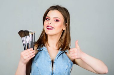 Seni baştan çıkarıyorsun. profesyonel makyaj fırça ile seksi kadın. güzellik kuaför salonu. Ruj ve göz farı. Cinsel -lik. cilt bakımı kozmetik. moda makyaj visage. uzun saçlı şehvetli kadın, stil