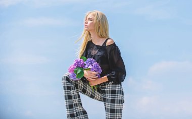Baharı kutla. Bahçe ve botanik kavramı. Kız model ortanca çiçekler taşır. Bahar taze buketi. Çiçekler ihale bahar kokusu. Kız arkadaş için buket. Moda ve güzellik endüstrisi