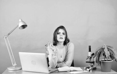 Zor bir seçim. işyerinde yorgun sekreter. dijital bilim. Işkadını. veri ve bilgi. masada mikroskop ile kimyager biyolog. dizüstü bilgisayarda ofiste kadın iş